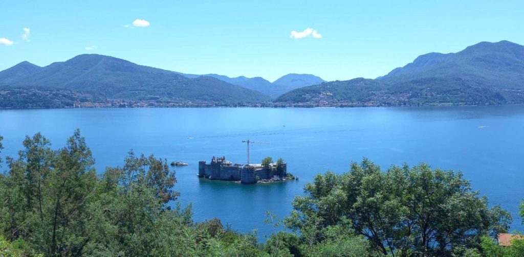 LAgo maggiore con isola su cui si trova il castello di cannero lago maggiore